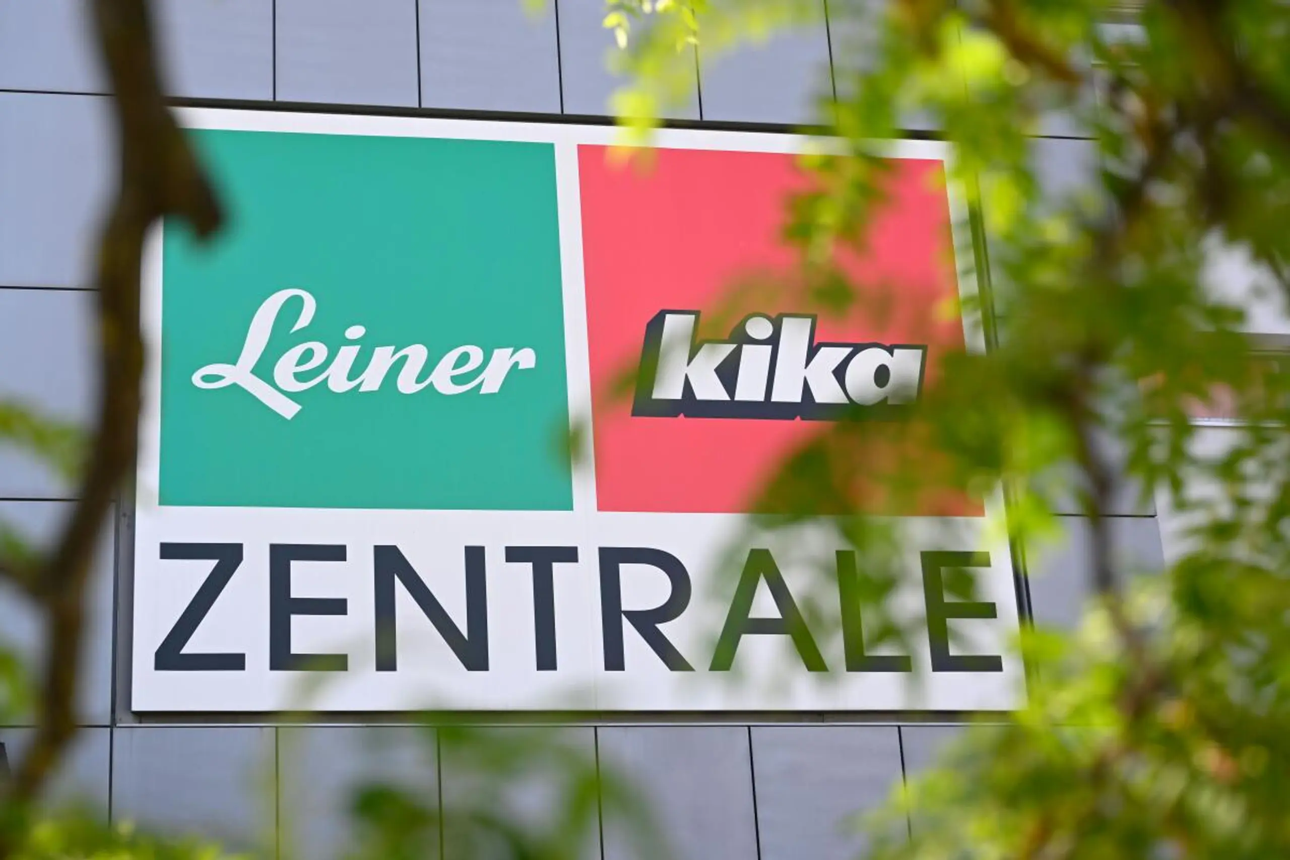 Versteigert werden alle eingetragenen Wort-Bild-Marken und Domains