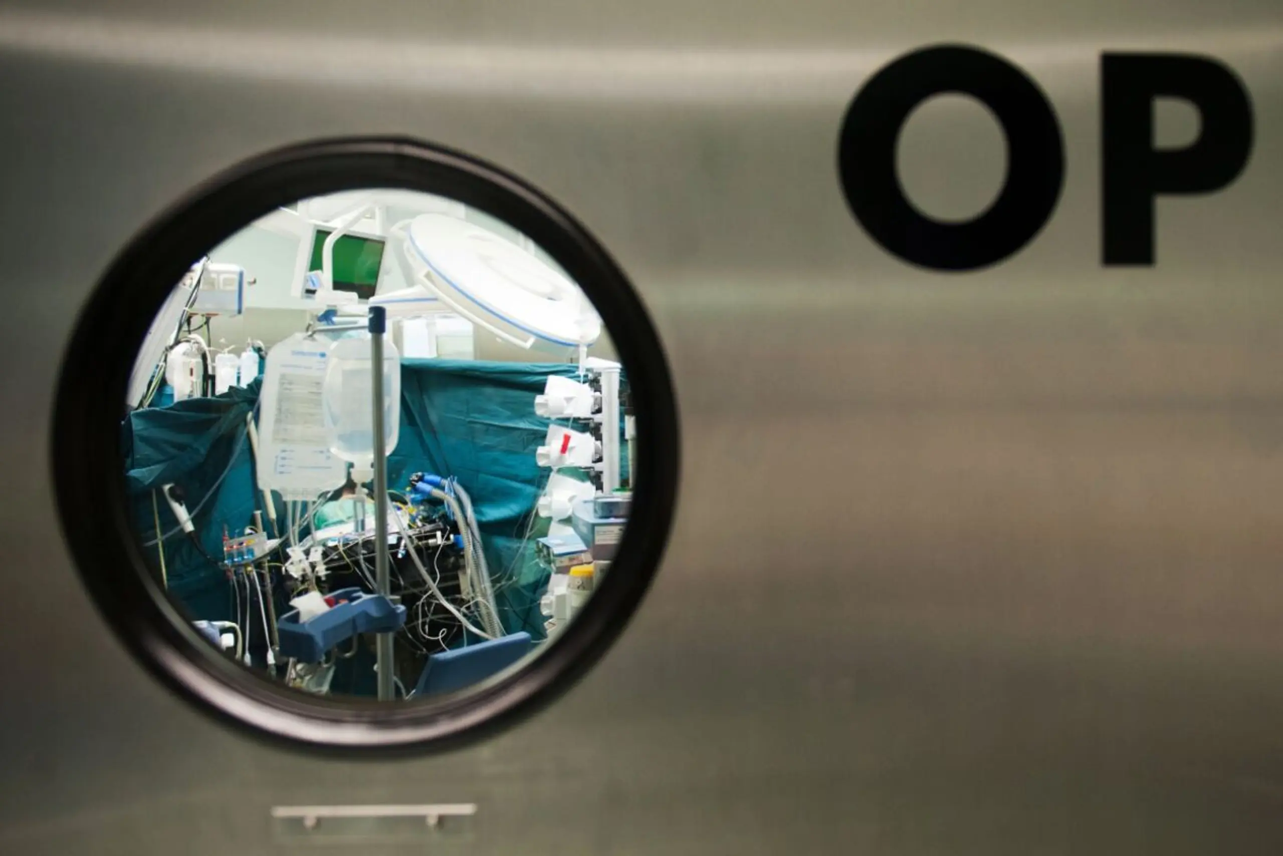 ++ ARCHIVBILD ++ Chirurgen sind mit dem Eingriff zufrieden