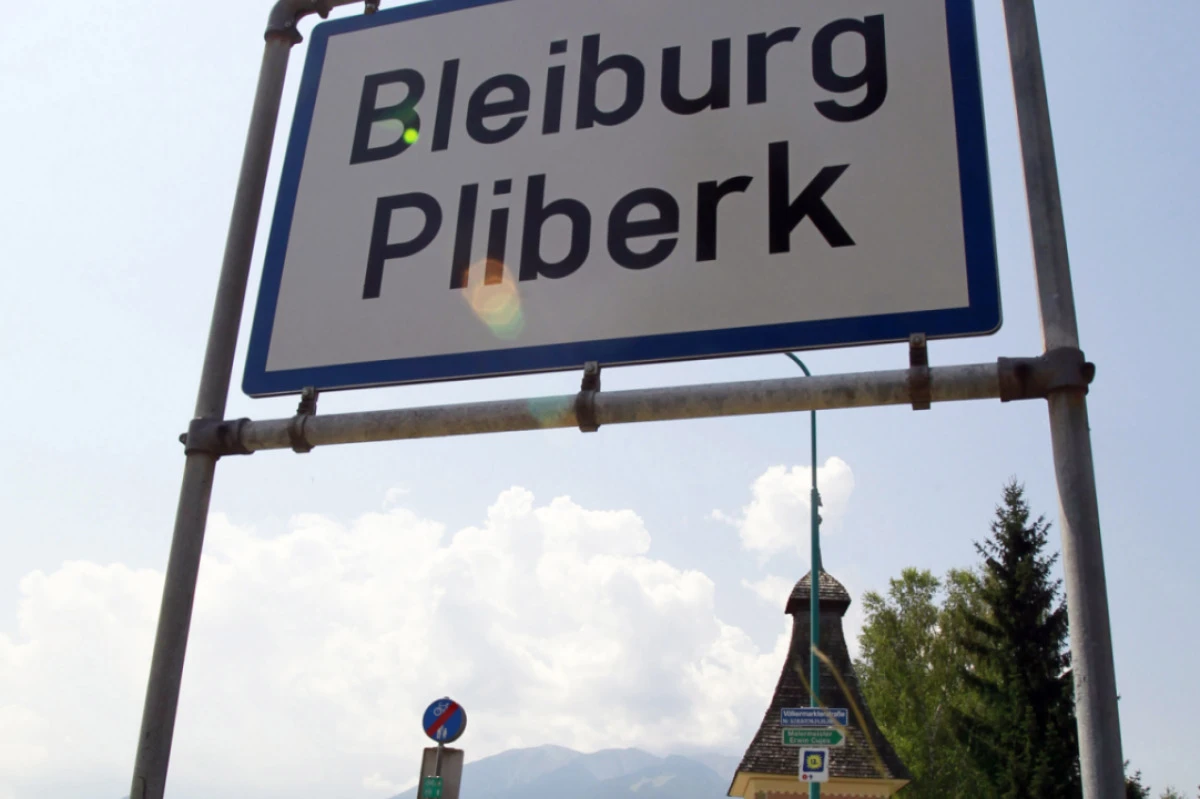 Zweisprachige Ortstafeln in Bad Eisenkappel und Bleiburg beschmiert