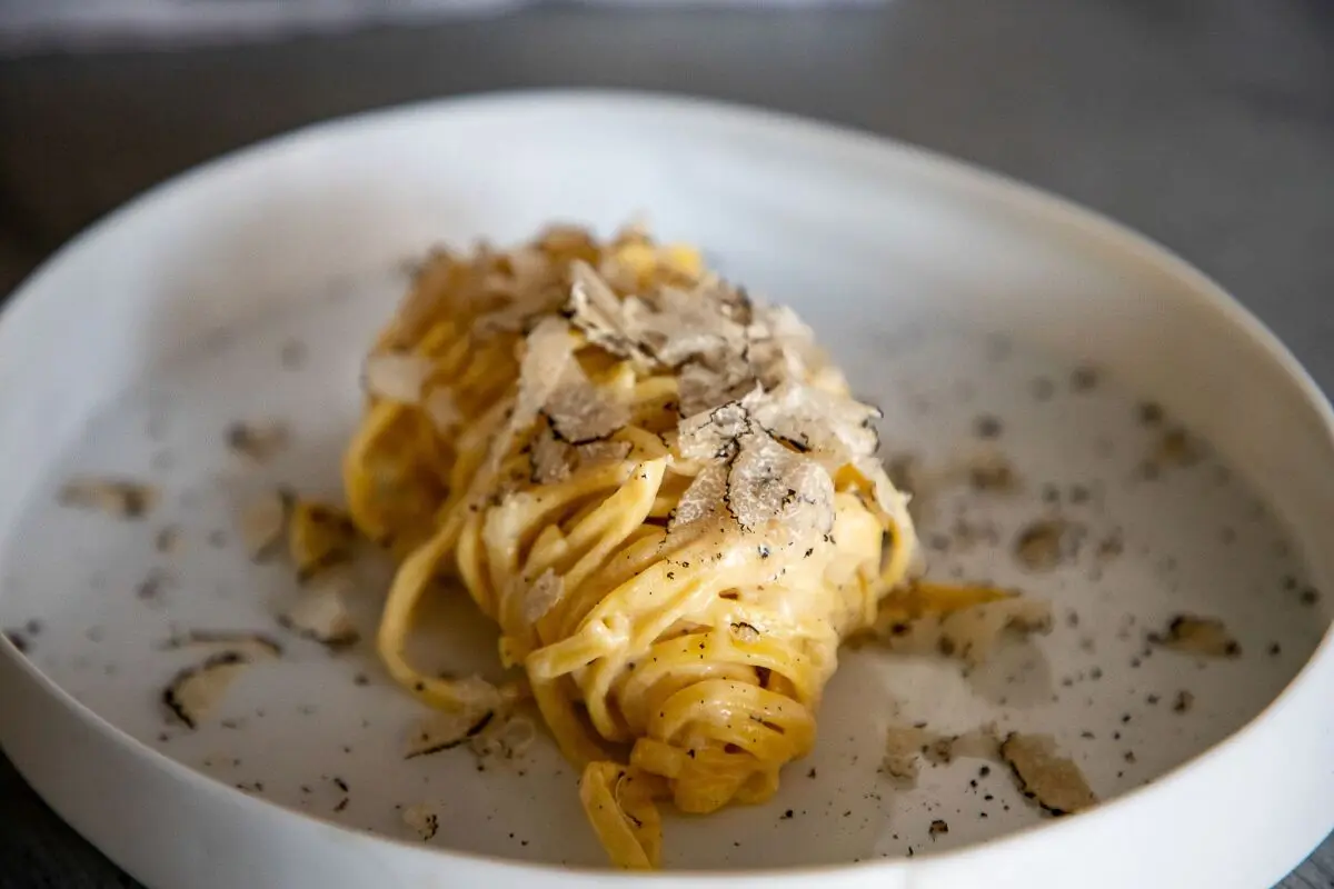 Über die Tagliatelle wird der Trüffel hauchdünn geraspelt