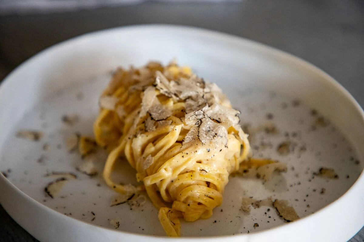 Über die Tagliatelle wird der Trüffel hauchdünn geraspelt