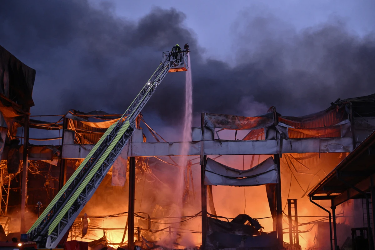 Feuerwehr in Kiew nach russischen Angriffen im Einsatz