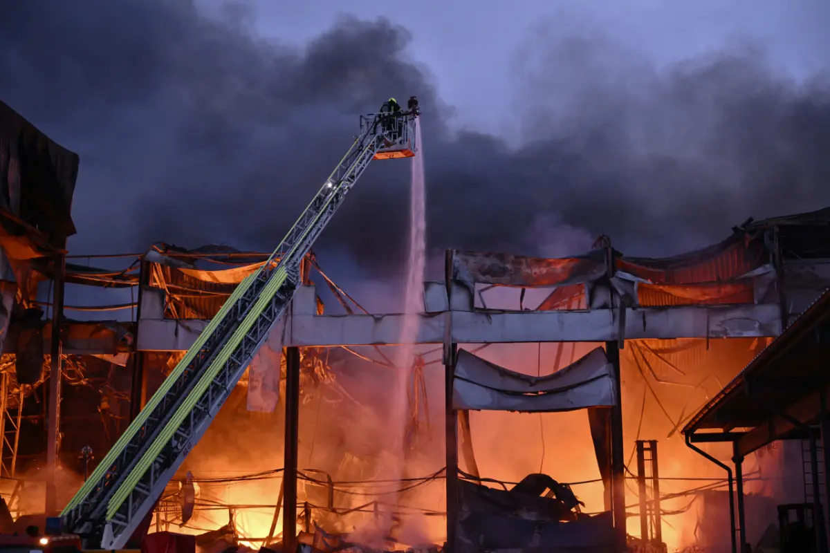 Feuerwehr in Kiew nach russischen Angriffen im Einsatz