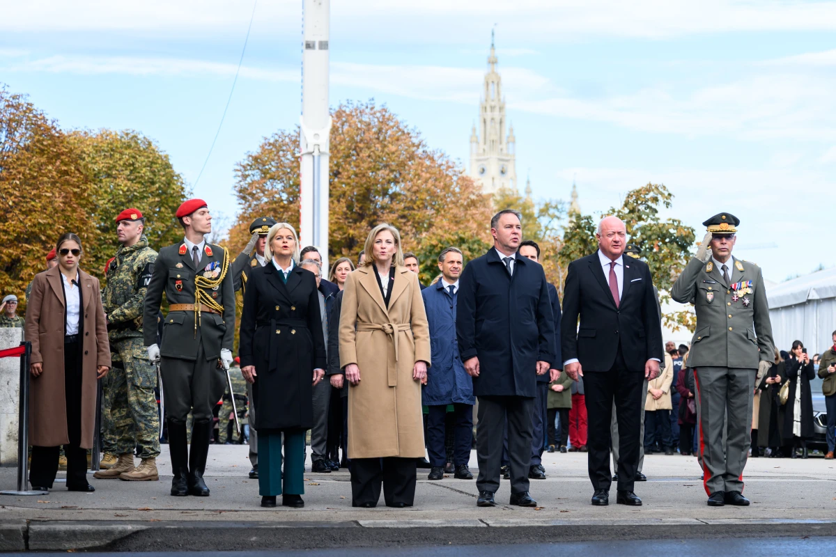Auch die Regierung beschritt den Heldenplatz