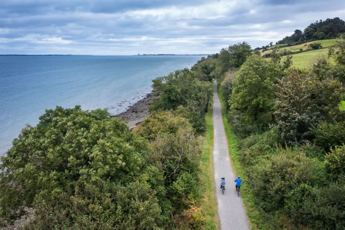 Unterwegs kann man etwa für Kletter- oder Kanutouren stoppen