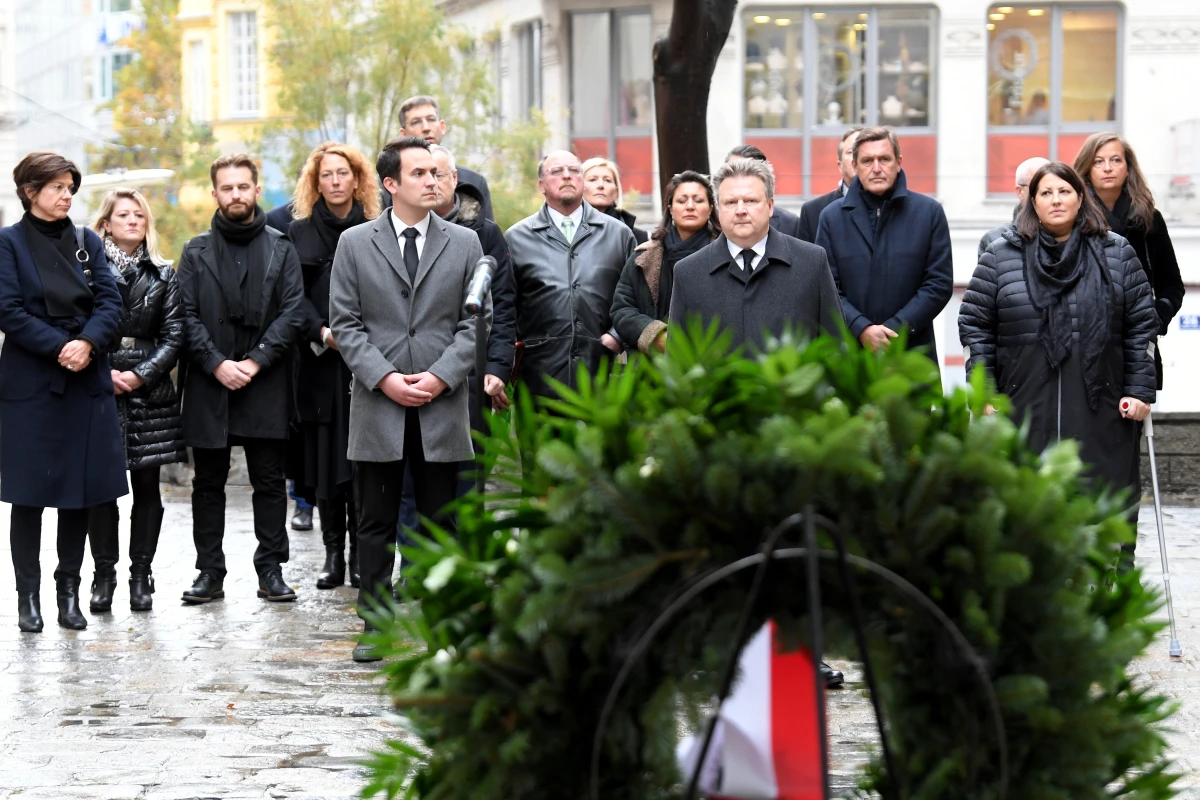 Bürgermeister Ludwig bei der Kranzniederlegung 2021