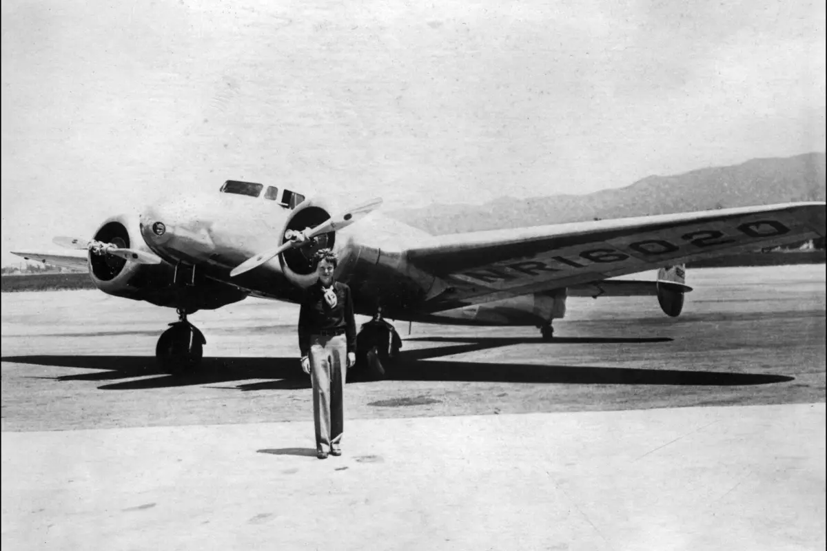 Amelia Earhart vor ihrer Maschine