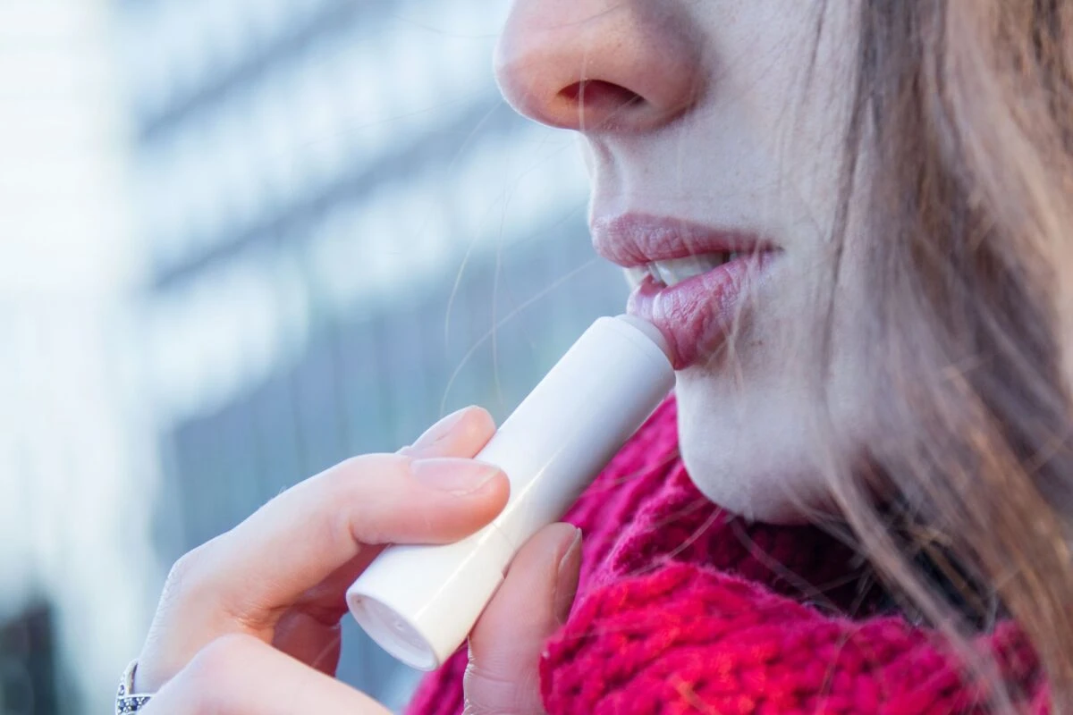 Frei von Titandioxid ist demnach nur ein Glow-Lippenpflegestift