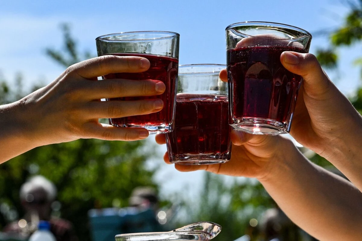 Ein 200-ml-Glas Kindersekt liefert bis zu 22 Gramm Zucker
