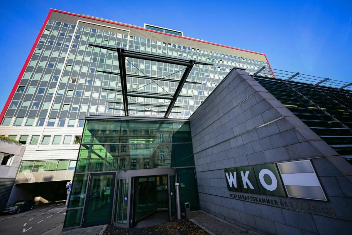 Arbeitergeber- und Arbeitnehmervertreter feilschen um einen Abschluss