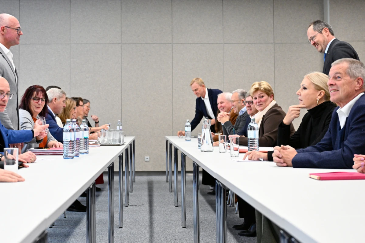 Seit Donnerstagmittag verhandeln Gewerkschaft und Wirtschaftskammer