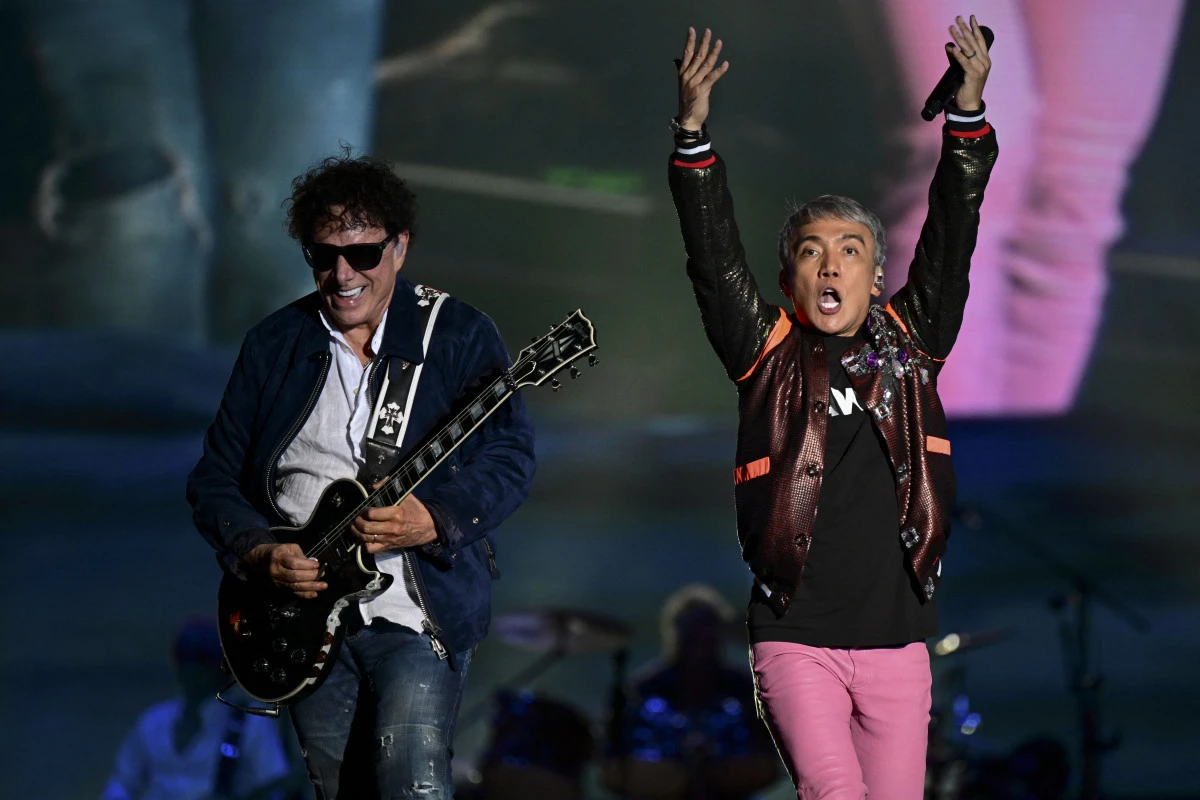 Gitarrist Neal Schon (l) and Sänger Arnel Pineda von Journey
