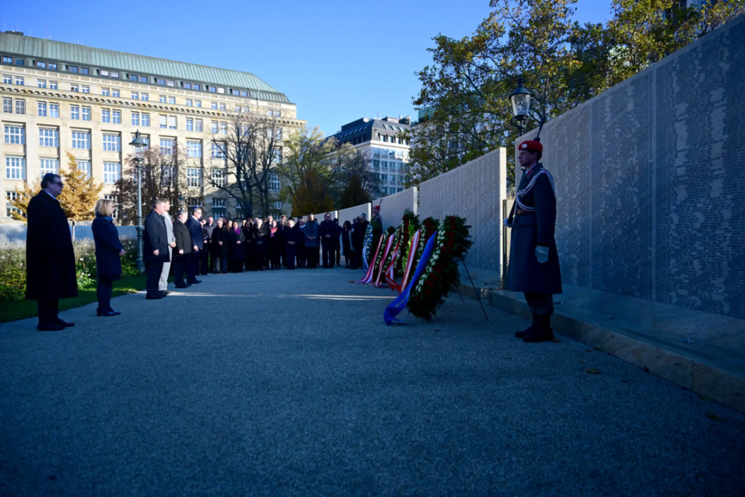 Vertreter des offiziellen Österreichs bei der Shoah-Namensmauer