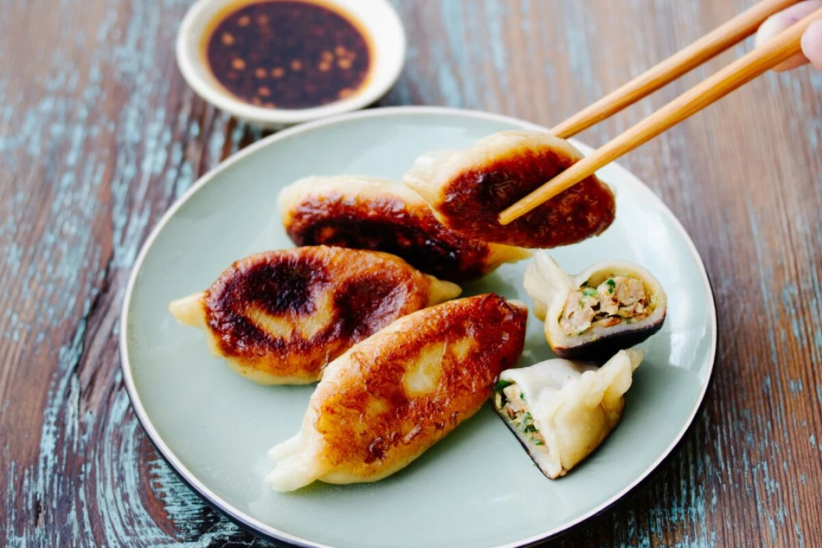 Jiaozi werden mit Schweinefleisch, Kohl, Knoblauch und Ingwer gefüllt