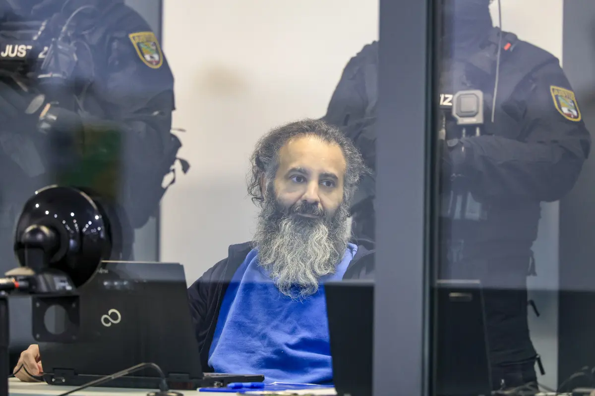 Der angeklagte wird besonders durch einen Glaskasten geschützt