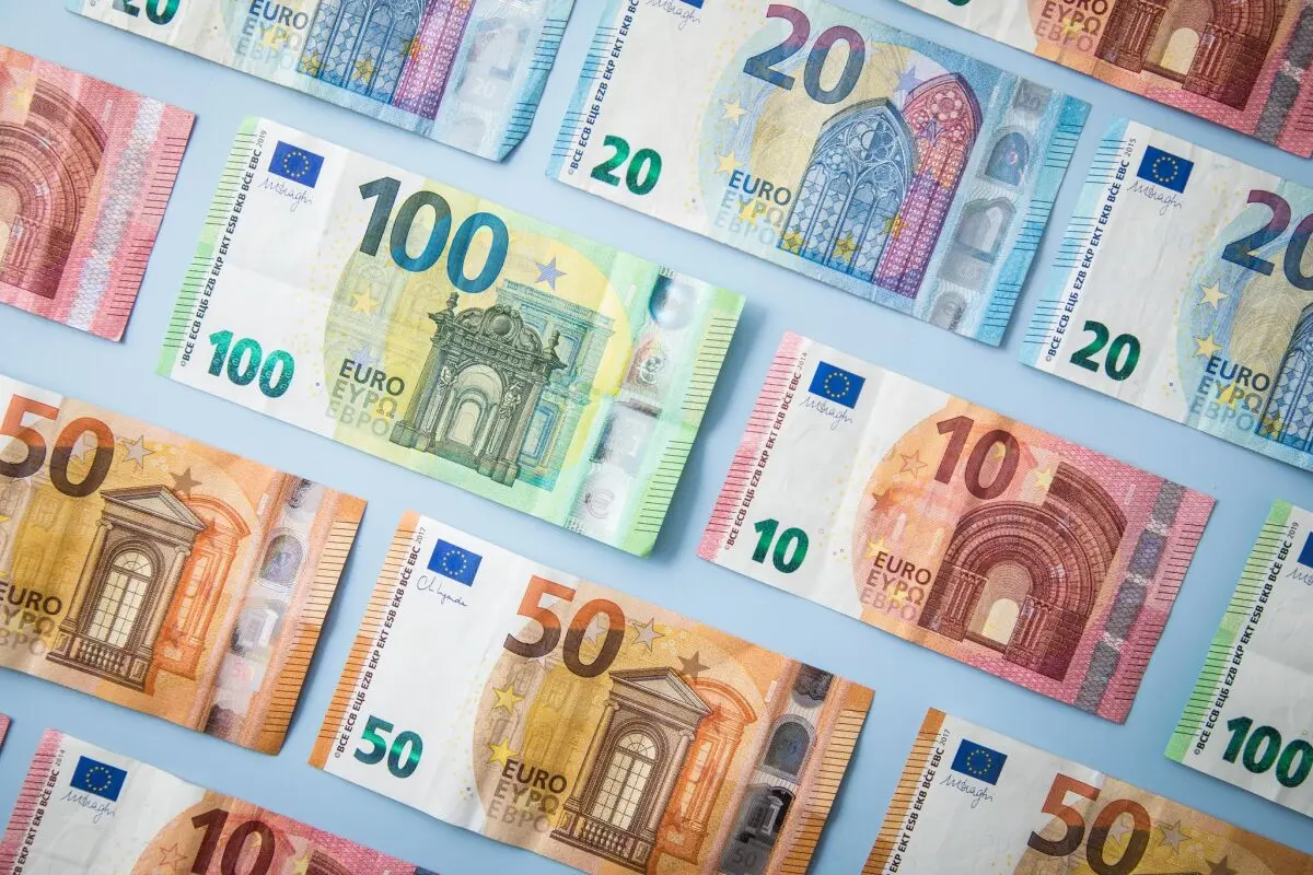 Bar Erspartes bei der Geldanlage splitten oder am Stück investieren?