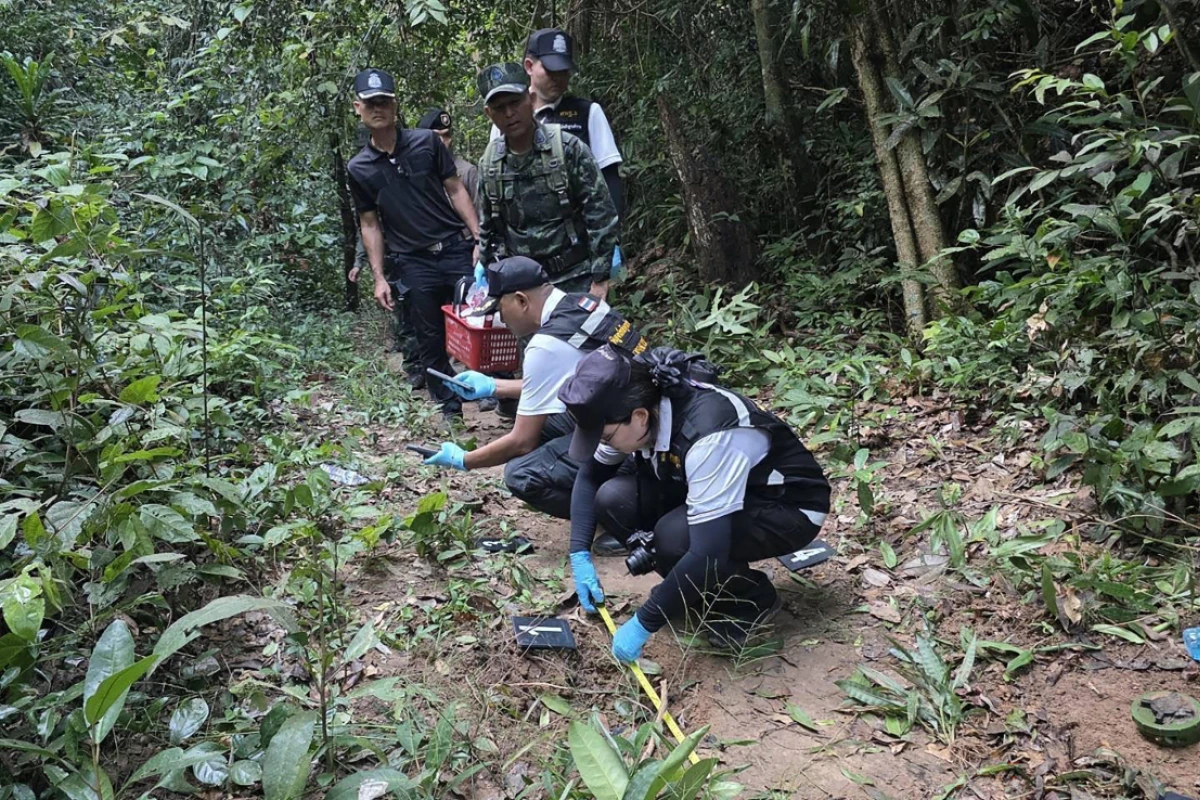 Thailändische Soldaten auf der Spurensuche nach der Minenexplosion