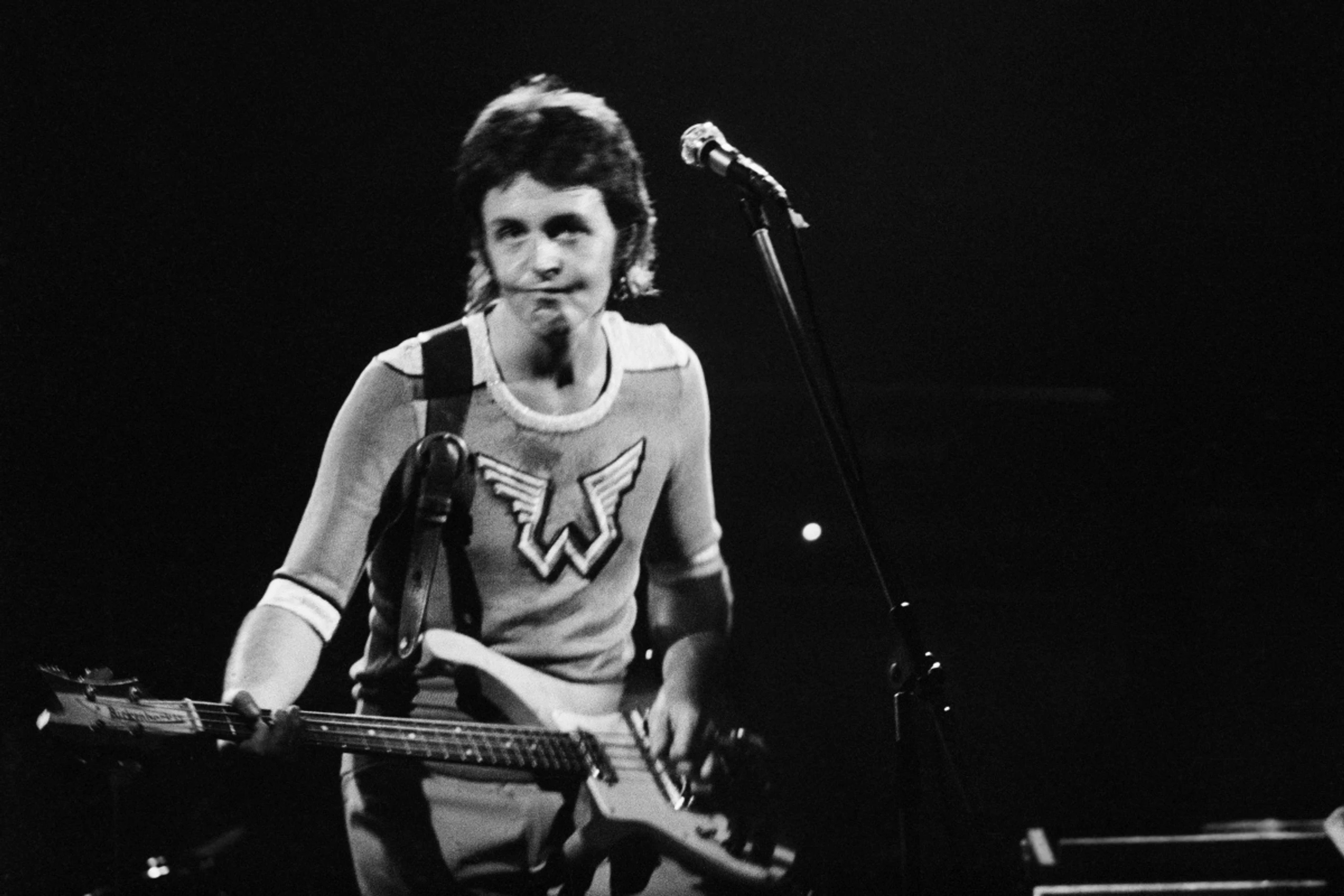 Paul McCartney auf der Bühne 1972 mit Wings