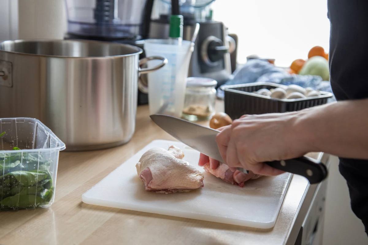 Beim der Zubereitung von Fleisch ist gründliche Küchenhygiene wichtig