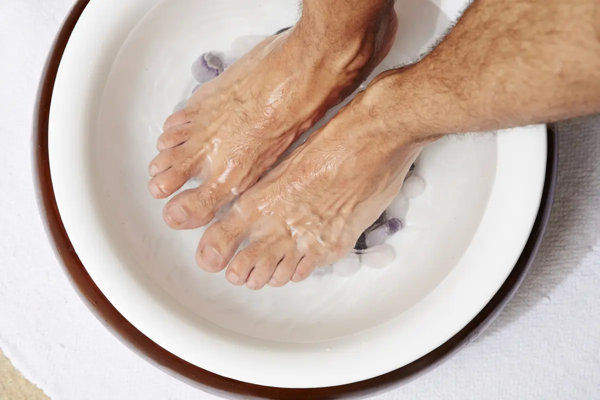 Gerade in der kalten Jahreszeit sind warme Fußbäder eine richtige Wohltat