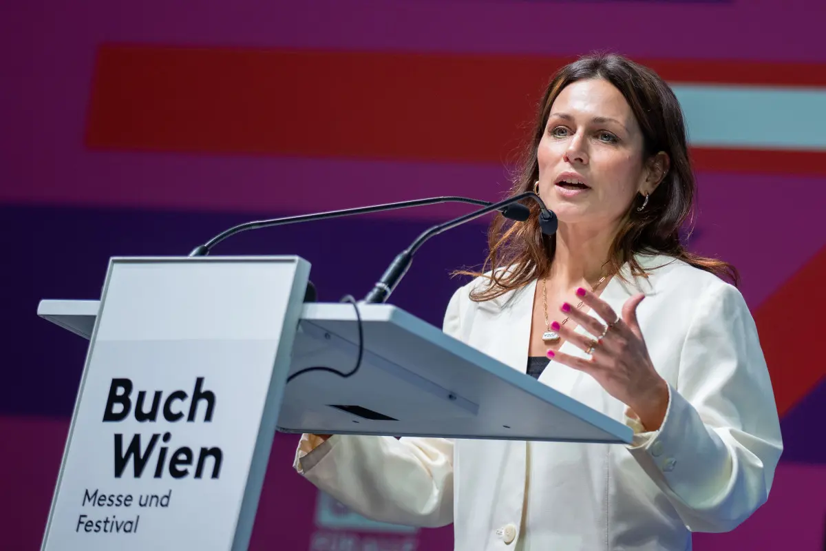 Moderatorin Shila Behja eröffnete die Veranstaltung