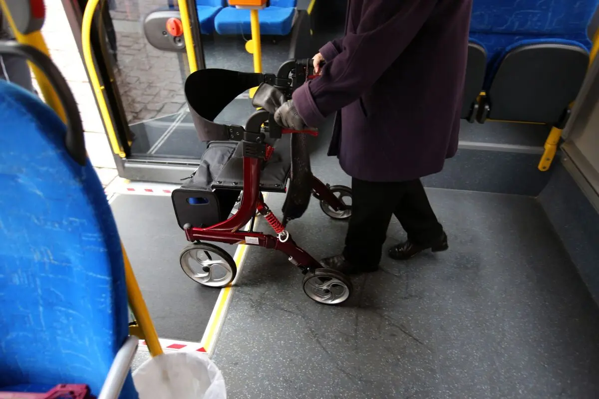 ++ ARCHIVBILD ++ Sicher ein- und aussteigen: Das kann man bei Rollator-Trainings lernen