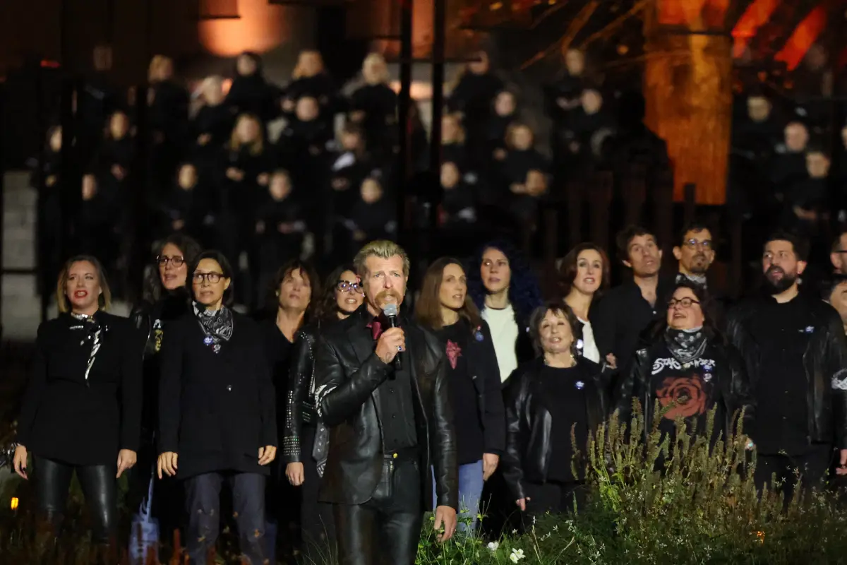 Jesse Hughes sang mit Chor bei Gedenkfeier in Paris