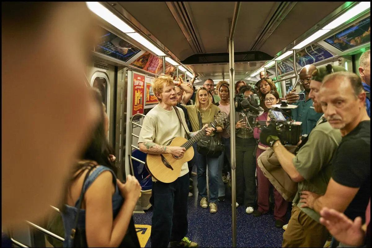 Ed Sheeran bei einer Überraschungsdarbietung in der New Yorker U-Bahn