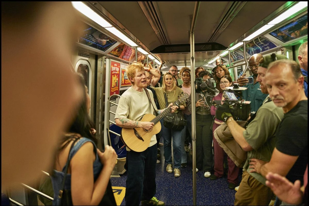 Ed Sheeran bei einer Überraschungsdarbietung in der New Yorker U-Bahn