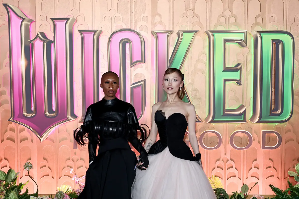 Cynthia Erivo (li.) kam Ariana Grande zu Hilfe