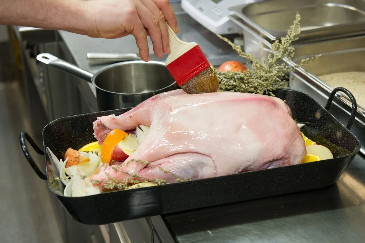 Eine vier Kilogramm schwere Gans reicht für vier bis fünf Personen