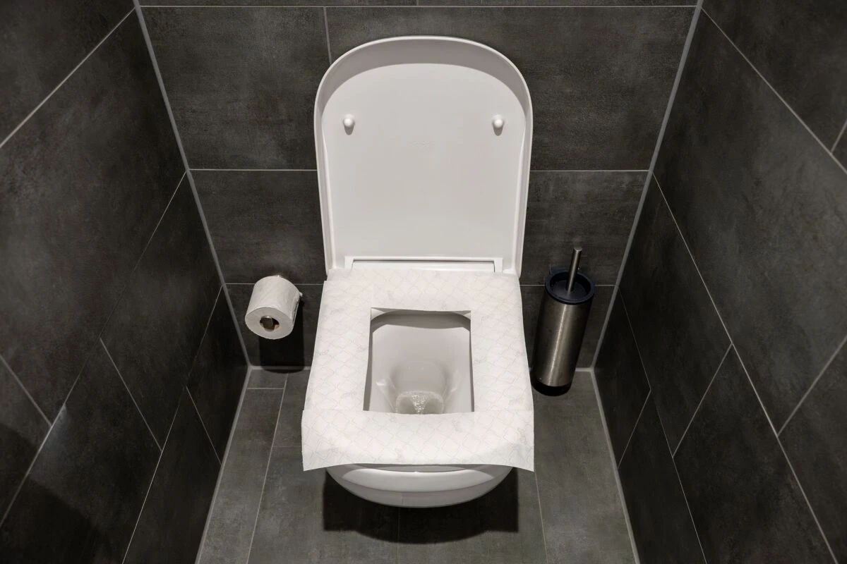 Die Klobrille mit Toilettenpapier auszulegen, ist keine gute Idee