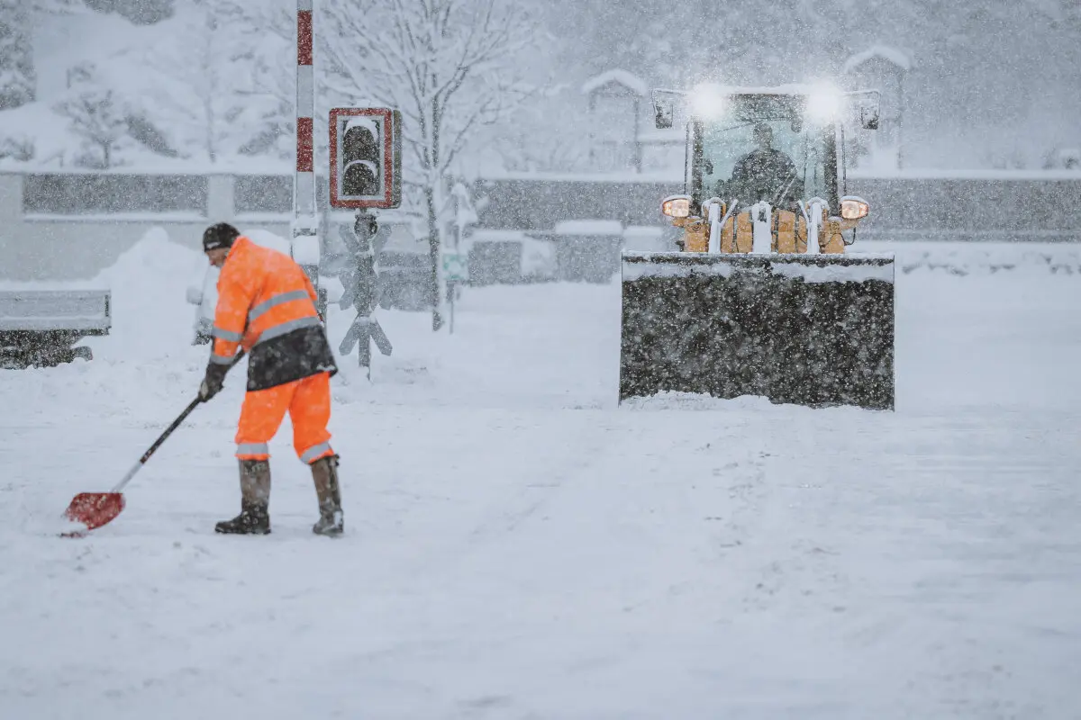 Eisenbahner räumen ÖBB-Gleise frei (Archivbild)
