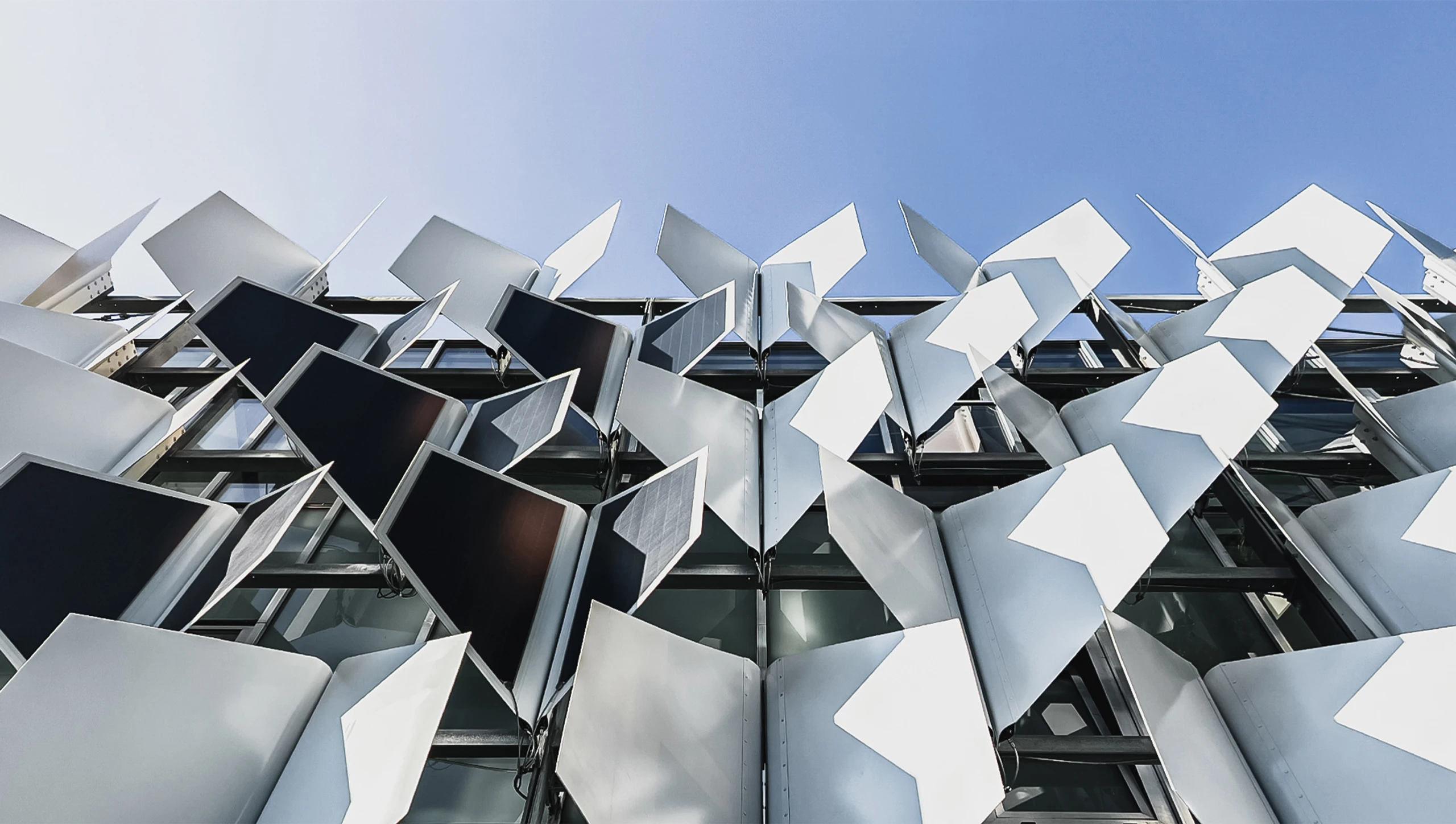 Wenn die Fassade mit der Sonne spricht: Hella entwickelt smarte Lösung für Nullenergiehäuser