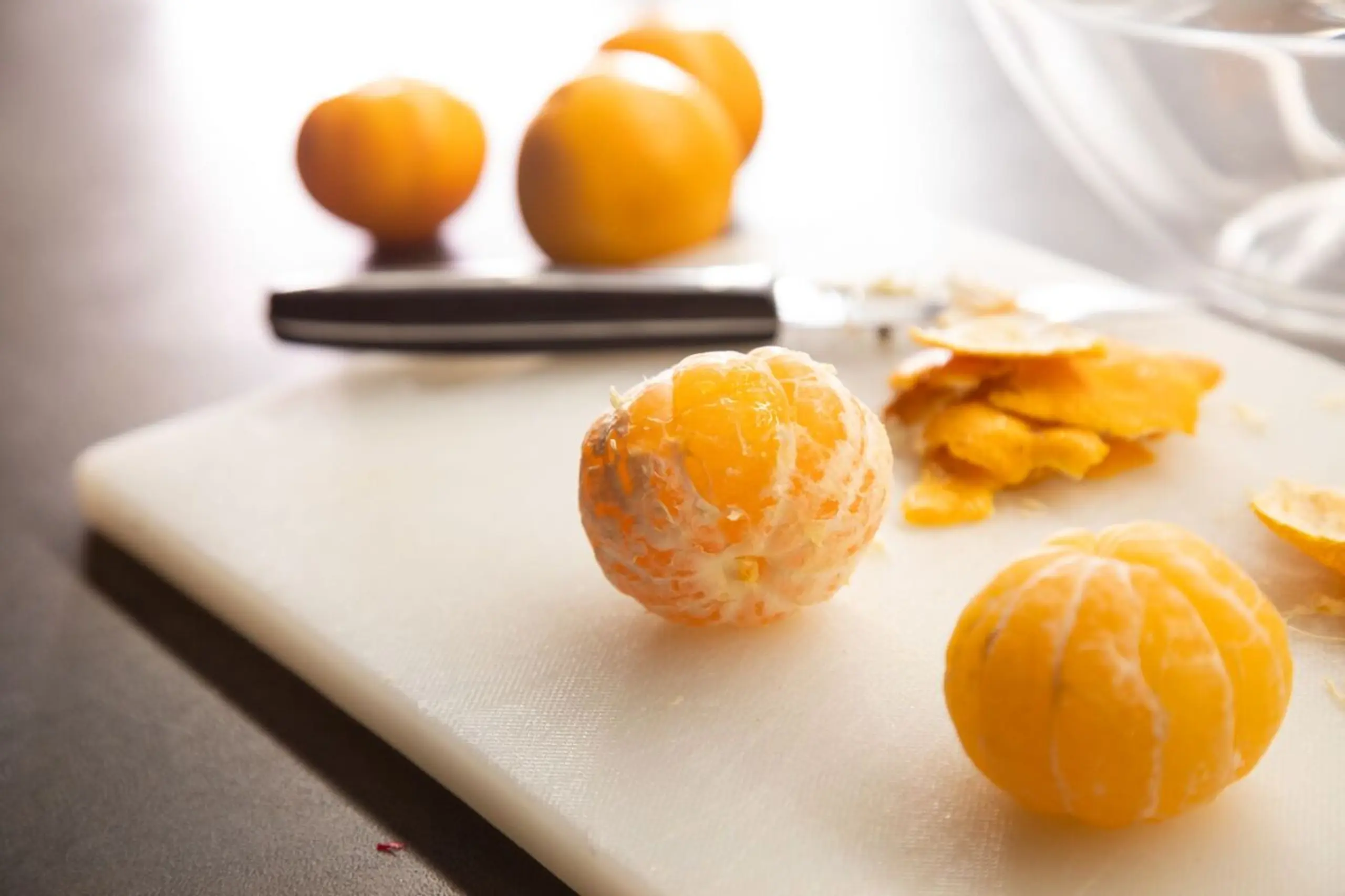 Fazit: Die Clementine aus dem Wasserbad (vorn) ist sauber geschält