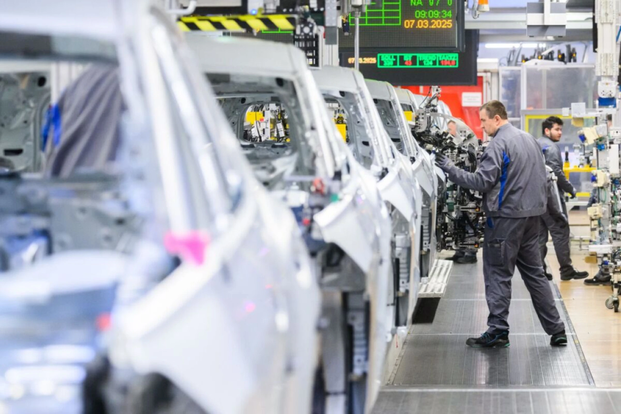 Deutsche Autoindustrie mit so wenigen Mitarbeitern wie zuletzt 2011