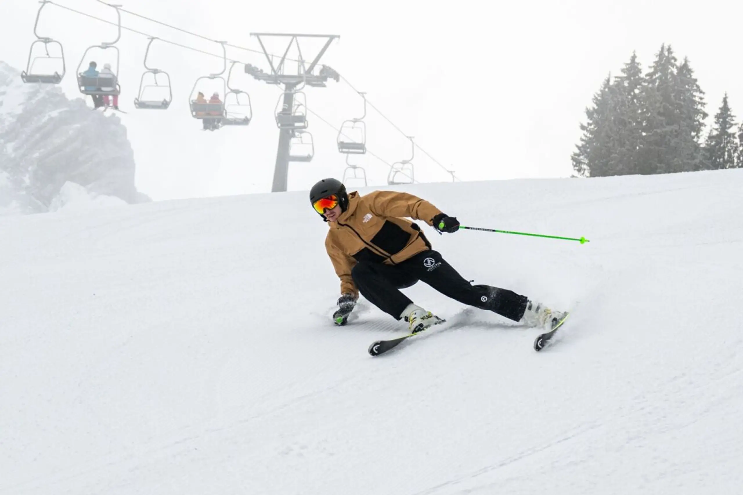 Damit der Helm gut schützt, sollte er im Geschäft ausprobiert werden