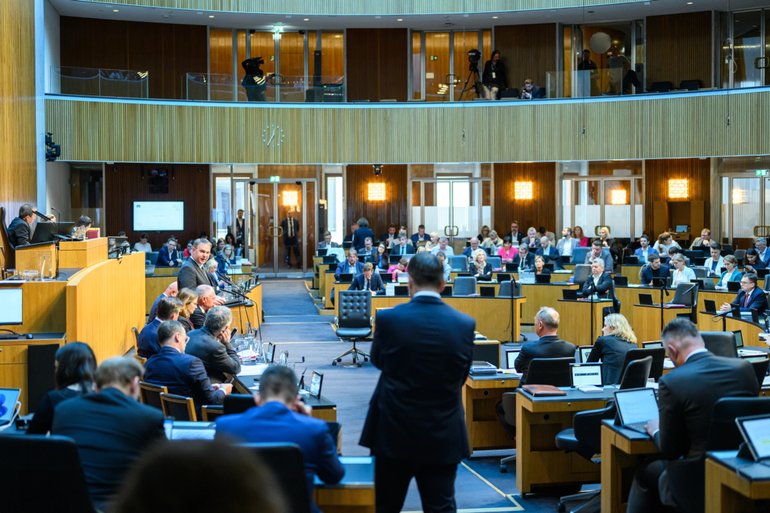 Start mit Fragestunde an NEOS-Bildungsminister Wiederkehr