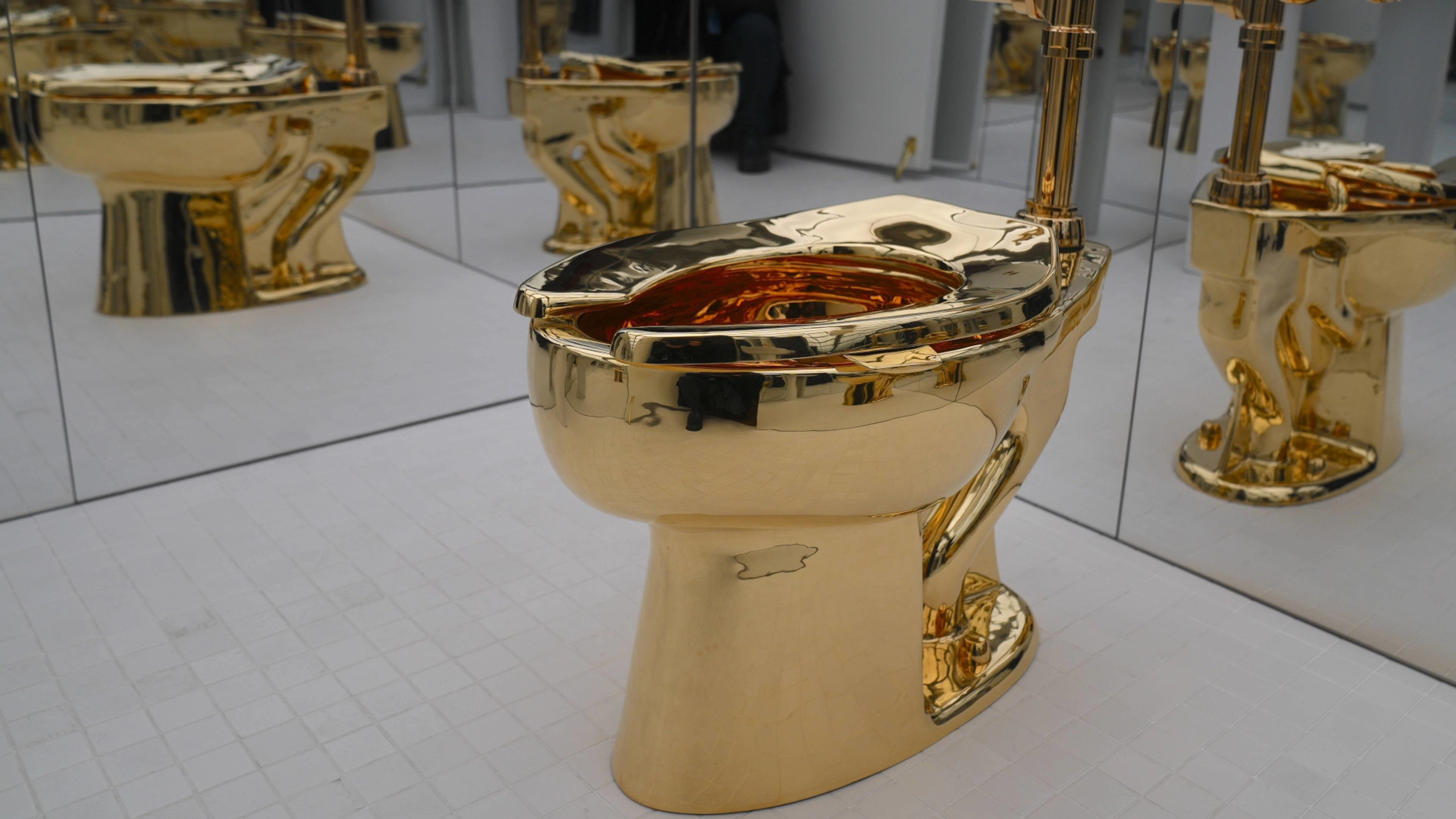 Toilette aus Gold um 12,1 Millionen Dollar versteigert