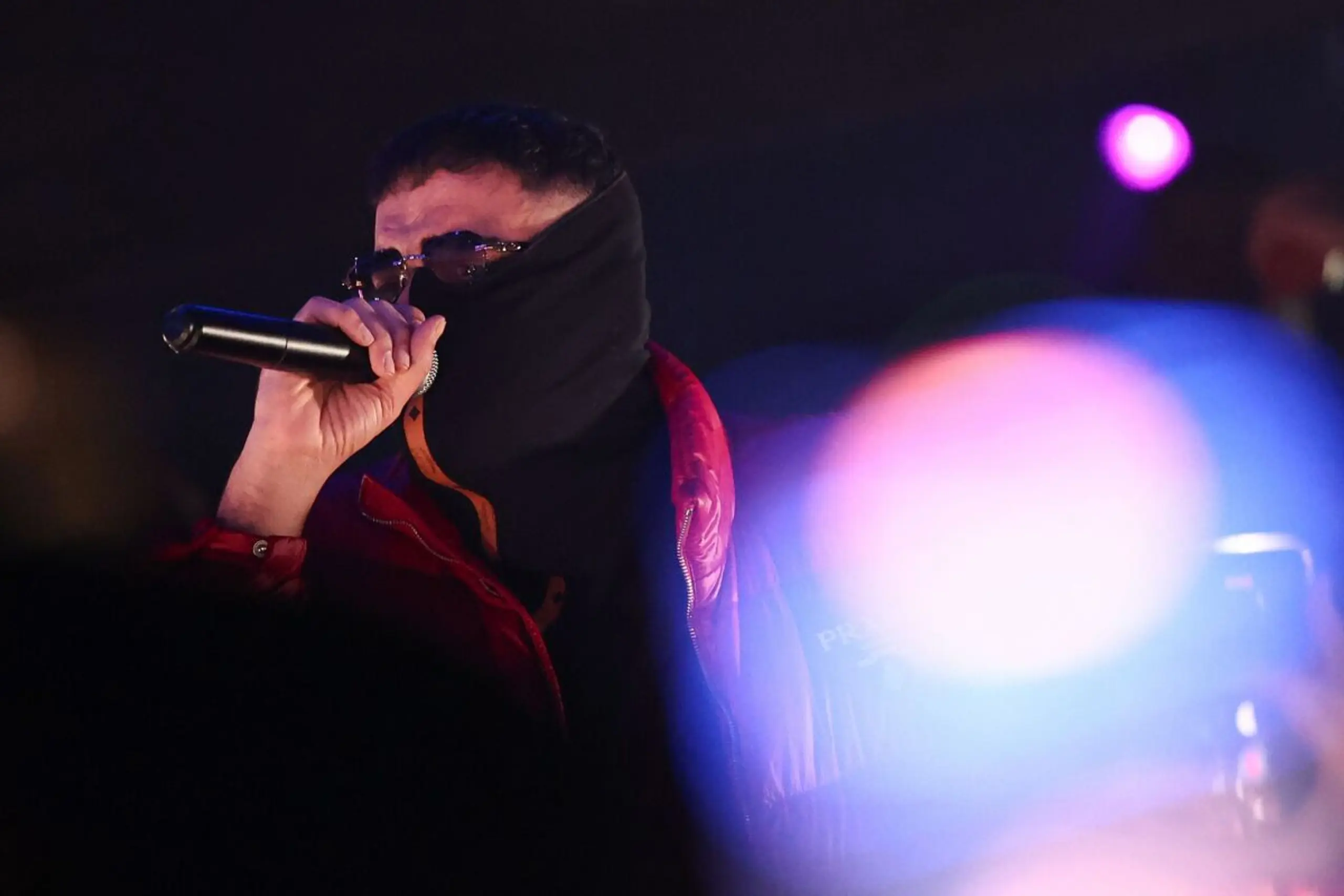 ++ ARCHIVBILD ++ Haftbefehl bei einem Auftritt