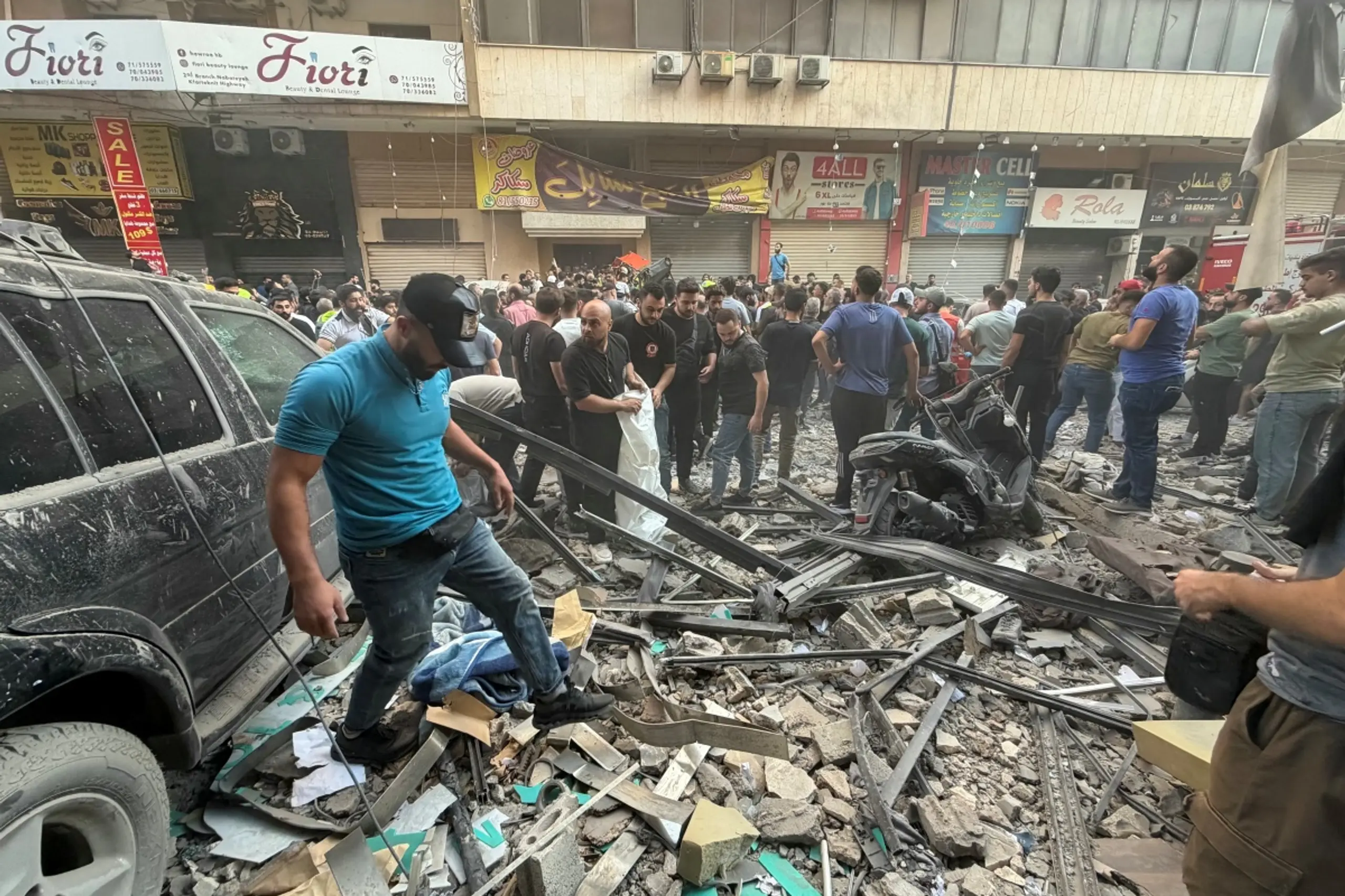 Der Angriff hinterließ auf der Straße deutliche Schäden