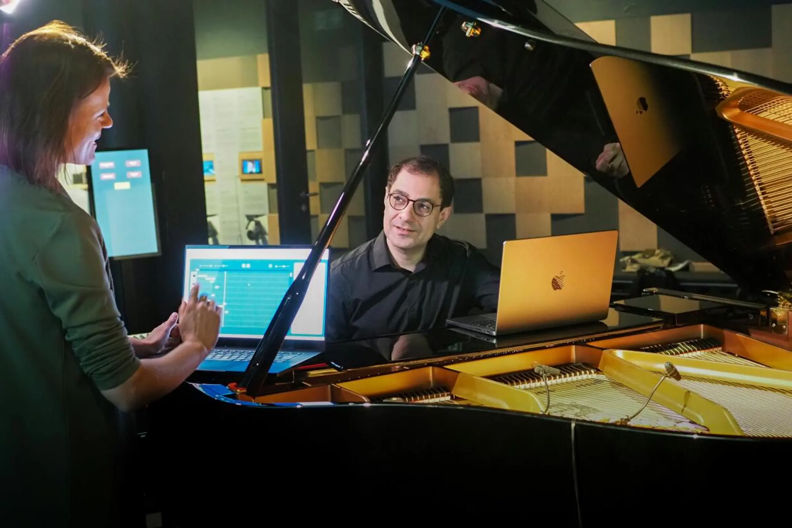 Ali Nikrang und Susanne Kiesenhofer beim Arbeiten mit KI "Ricecar".