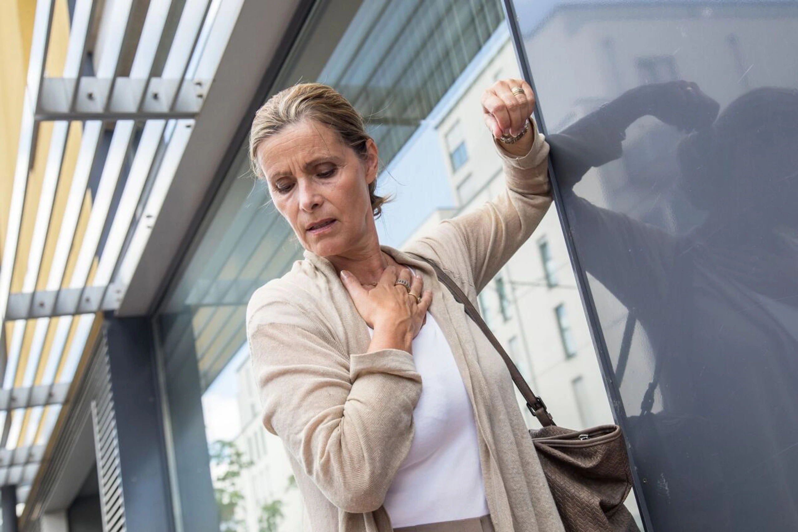 Der trockene Reizhusten schmerzt bei Lungenfibrose