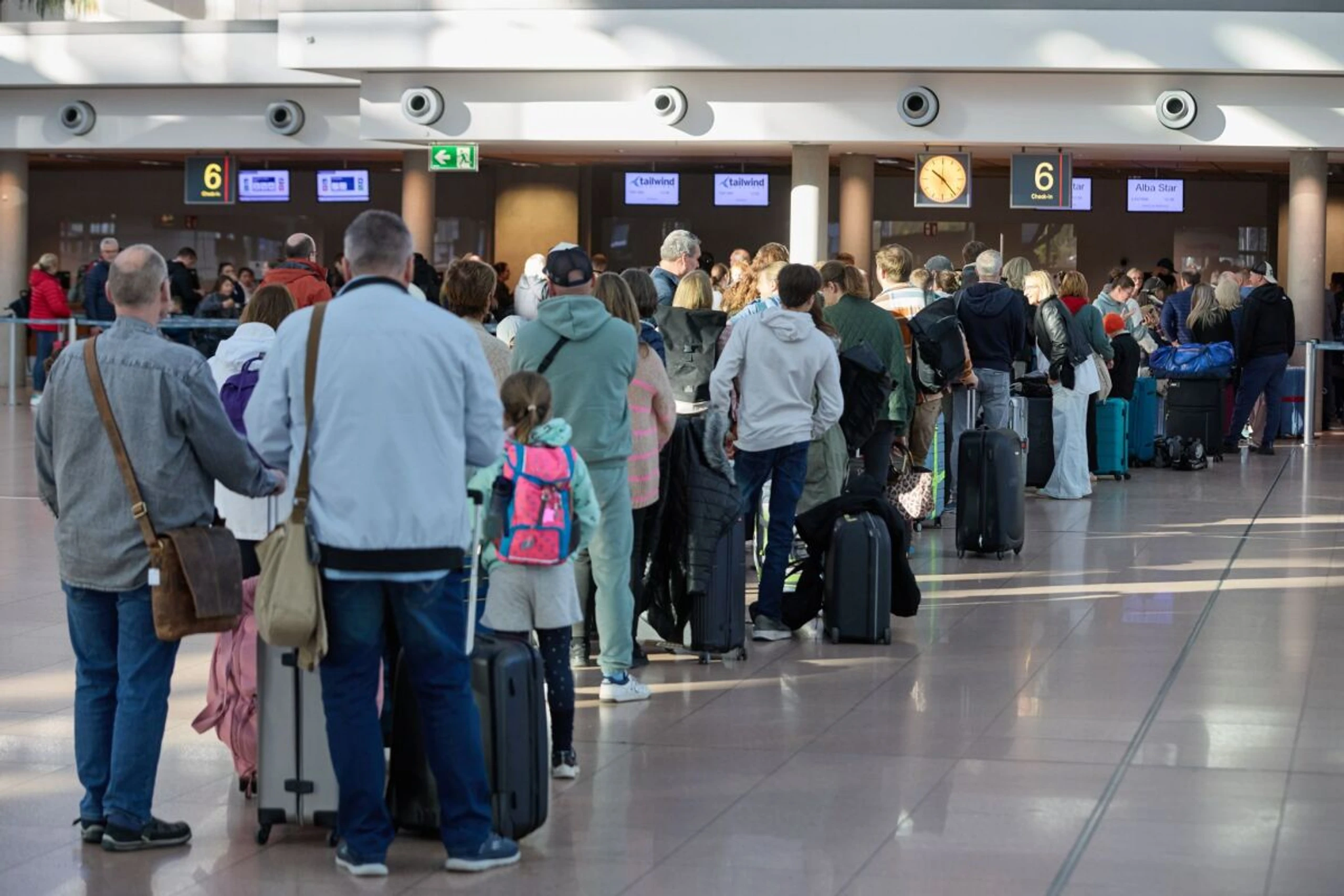 ++ ARCHIVBILD ++ Reisende am Flughafen Hamburg