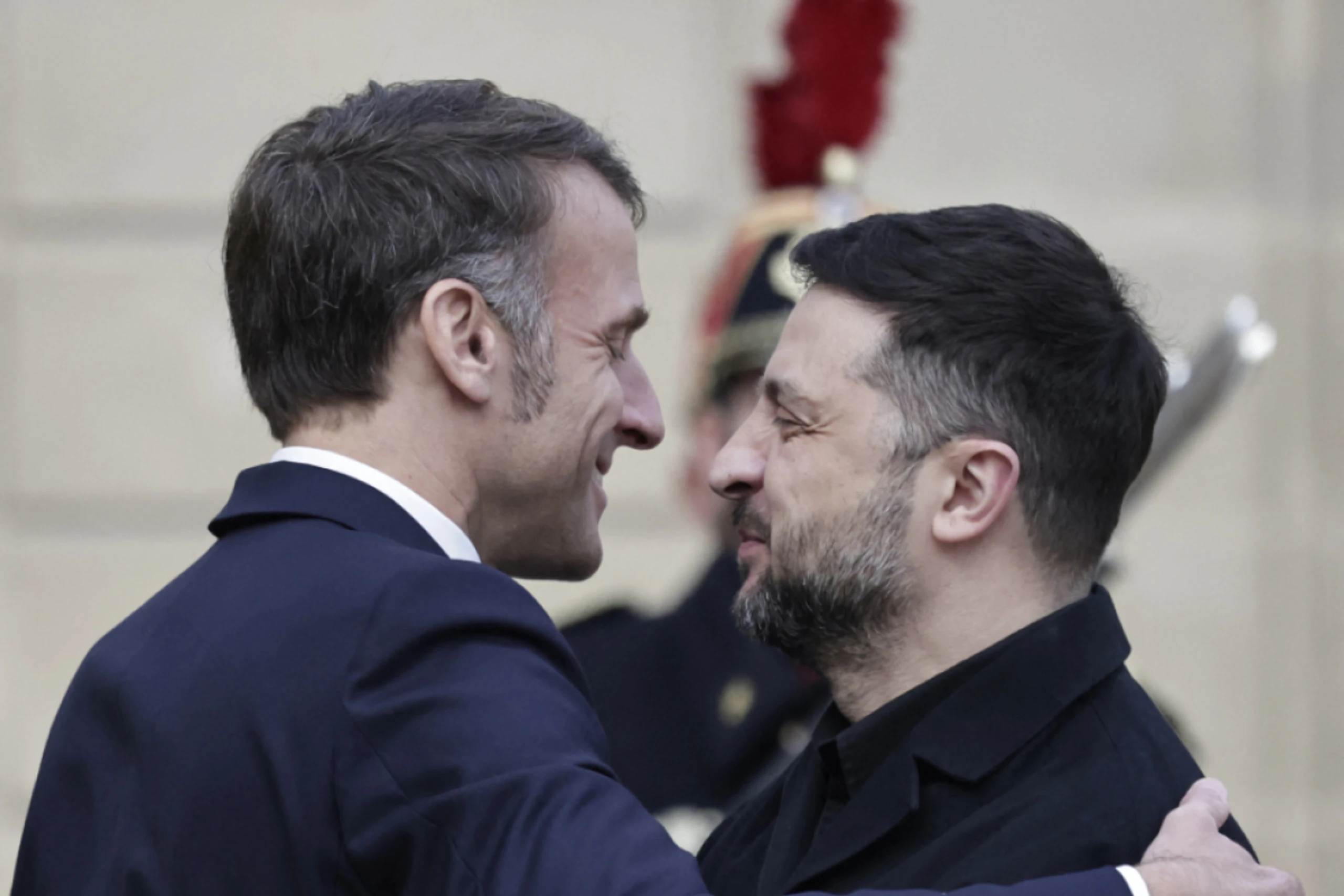 Macron umarmt ukrainischen Präsidenten Selenskyj