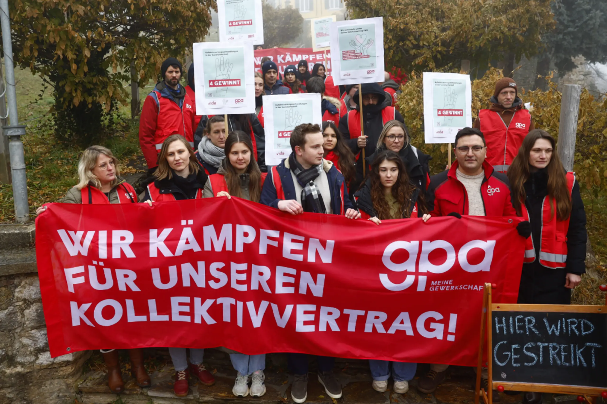 Streikende und Gewerkschaftsvertreter am Dienstag in Thal bei Graz