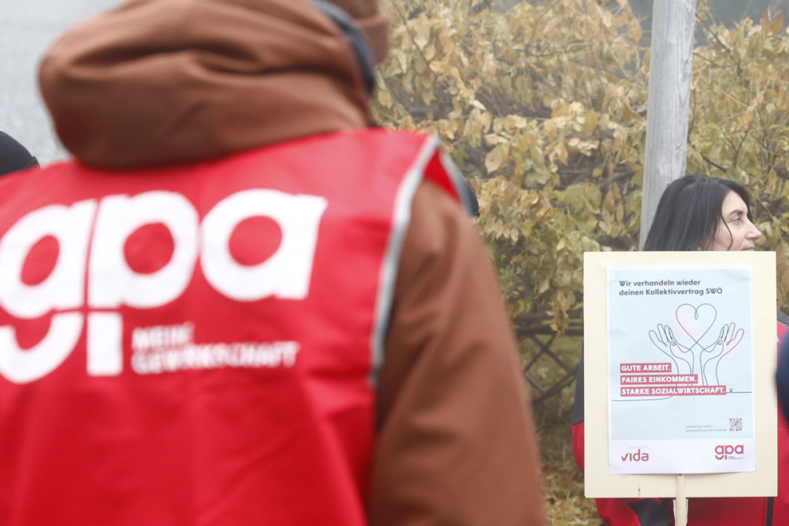 Streikende während des Warnstreiks in Thal bei Graz