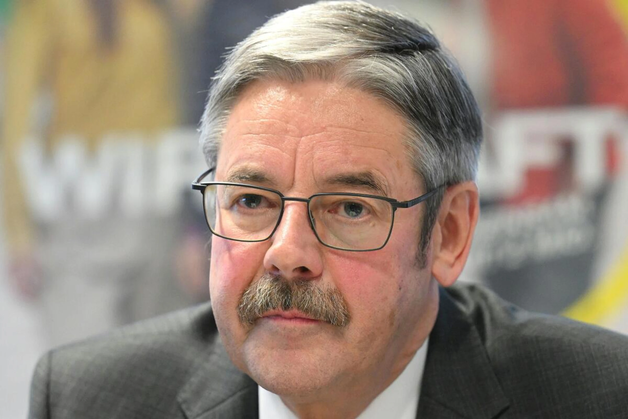 Milizbeauftragter Hameseder sitzt Wehrdienstkommission vor