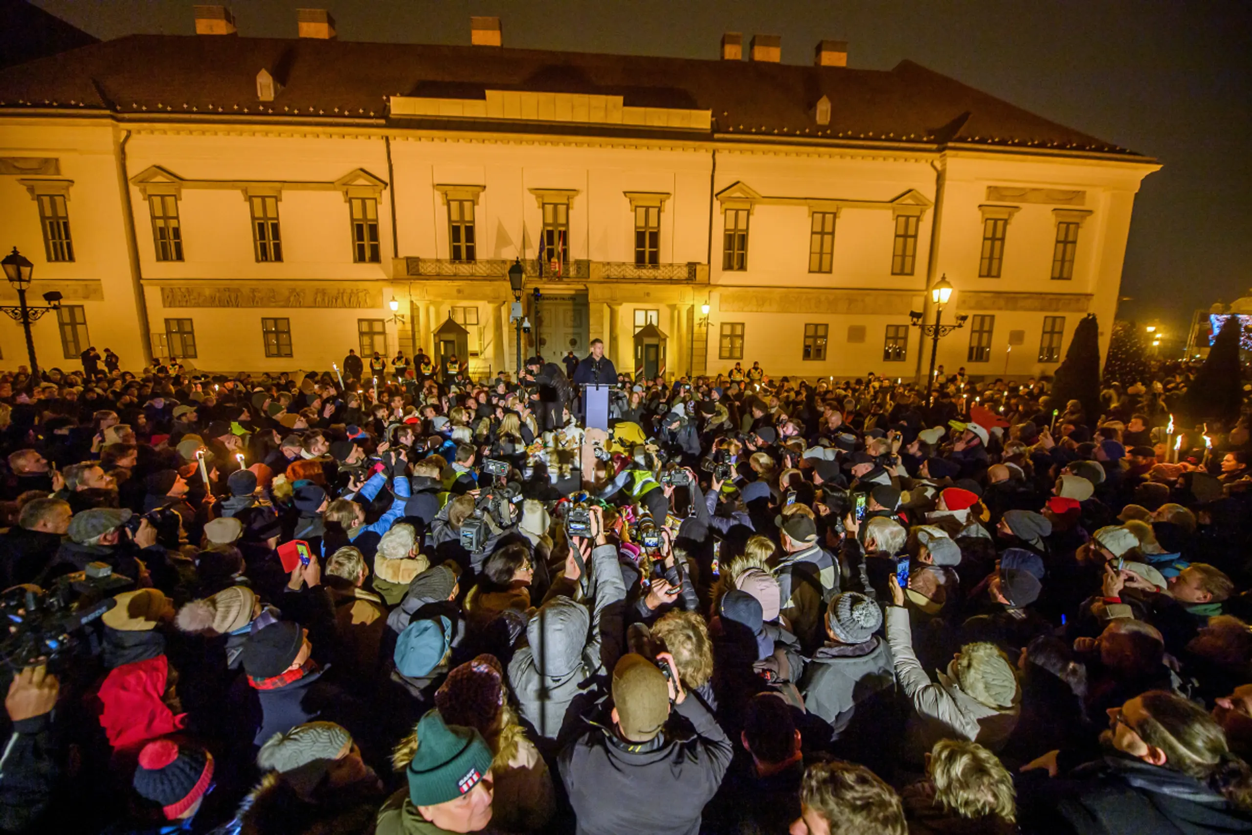 Mehr als 50.000 Menschen gingen gegen Orban auf die Straße