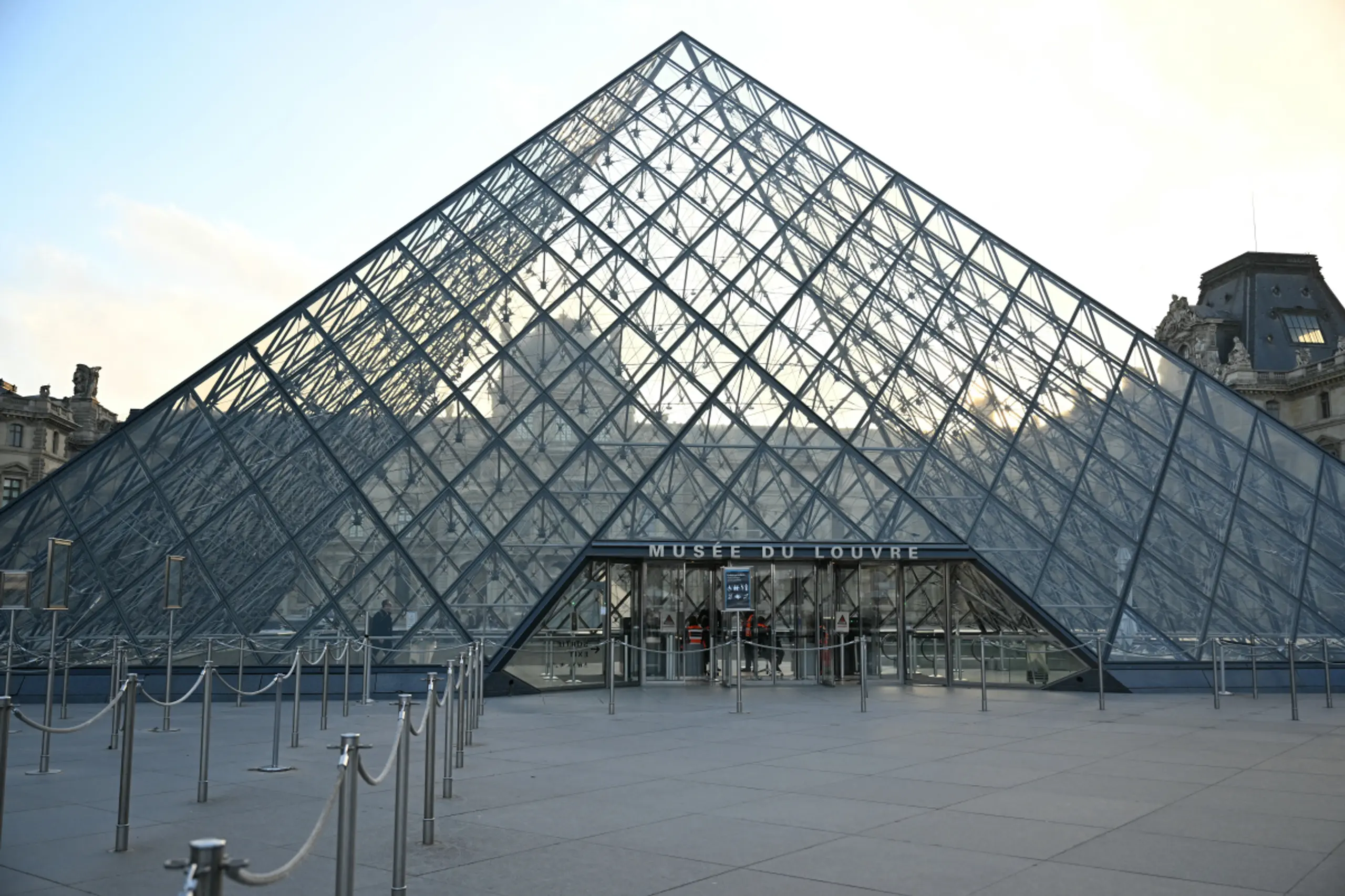 Kein Eintritt für Touristen beim Pariser Louvre